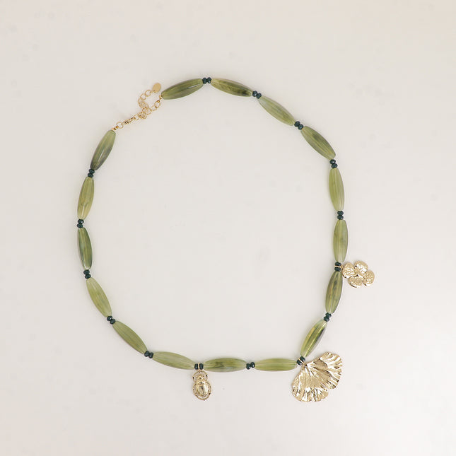 Collier - sur câble, perles en résine, anneaux en acier inoxydable et 3 pendentifs (scarabée, ginko, trèfle avec coeur)