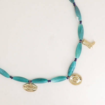 Collier - sur câble, perles en résine, anneaux en acier inoxydable et 3 pendentifs (bouche, chapeau, botte)