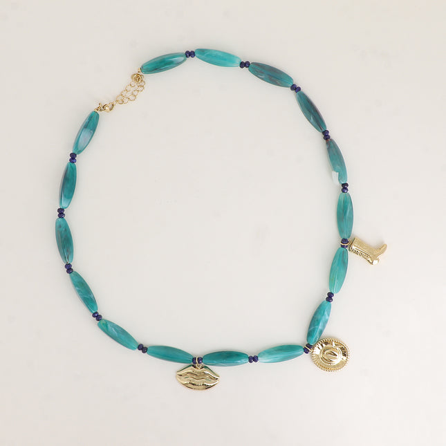 Collier - sur câble, perles en résine, anneaux en acier inoxydable et 3 pendentifs (bouche, chapeau, botte)