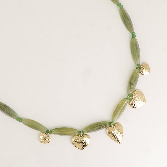 Collier - sur câble, perles en résine, anneaux en acier inoxydable et pendentifs coeurs aux motifs fleurs gravées