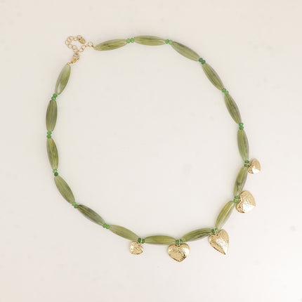Collier - sur câble, perles en résine, anneaux en acier inoxydable et pendentifs coeurs aux motifs fleurs gravées