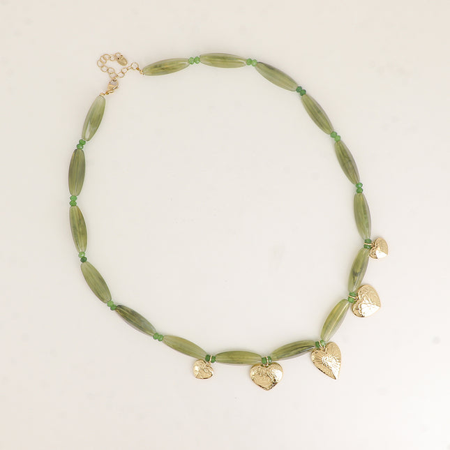 Collier - sur câble, perles en résine, anneaux en acier inoxydable et pendentifs coeurs aux motifs fleurs gravées