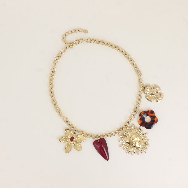 Collier - breloques (fleur, coeur en résine, coeur enflammé, fleur en résine, trèfle)