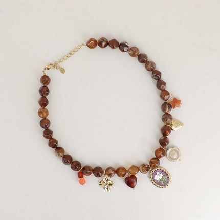 Collier - sur câble, perles en résine et de breloques (trèfle, fleurs, coeur, étoile en résine, perle céramique émaillée)