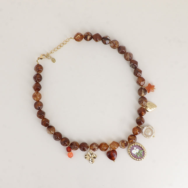 Collier - sur câble, perles en résine et de breloques (trèfle, fleurs, coeur, étoile en résine, perle céramique émaillée)