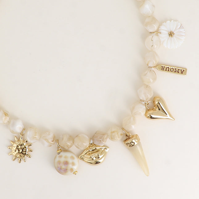 Collier - sur câble, perles en résine et de breloques (soleil, bouche, corne en résine, coeur, plaquette AMOUR, fleur nacrée)