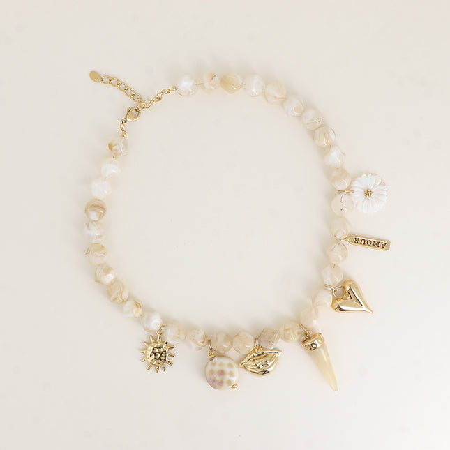 Collier - sur câble, perles en résine et de breloques (soleil, bouche, corne en résine, coeur, plaquette AMOUR, fleur nacrée)