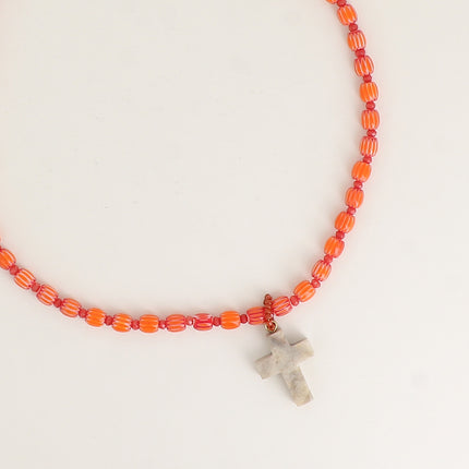 Collier - sur fil, perles en céramique émaillée et perles, pendentif croix religieuse en résine