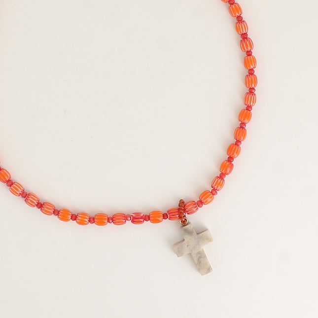 Collier - sur fil, perles en céramique émaillée et perles, pendentif croix religieuse en résine