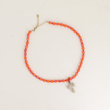 Collier - sur fil, perles en céramique émaillée et perles, pendentif croix religieuse en résine