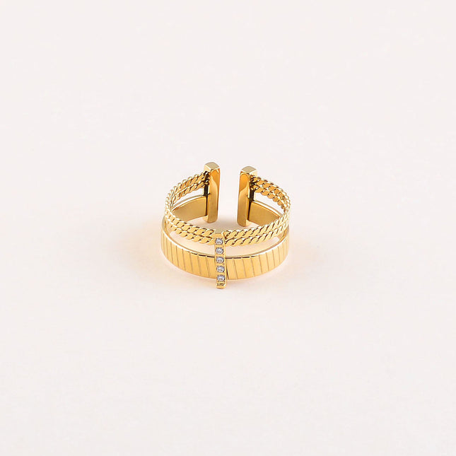 Bague - 3 anneaux striés et barre ornée d'oxydes de zirconium