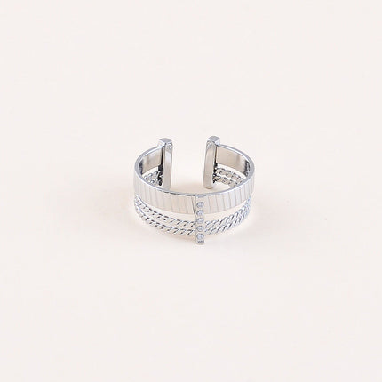 Bague - 3 anneaux striés et barre ornée d'oxydes de zirconium