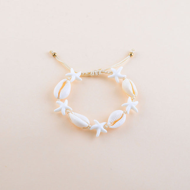 Bracelet - fermoir coulissant, sur cordon, petites étoiles de mer en résine et cauris naturels