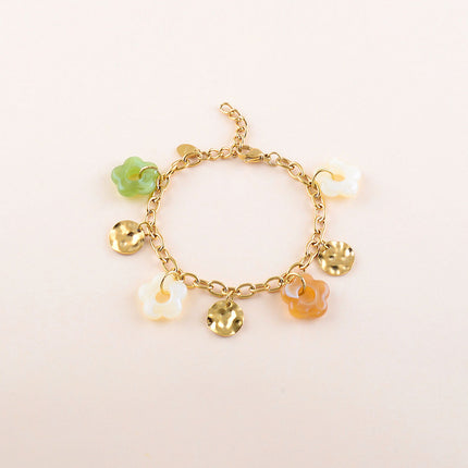 Bracelet - fleurs en résine et pastilles martelées