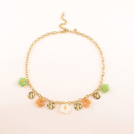 Collier - fleurs en résine et pastilles martelées