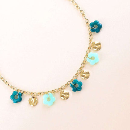 Collier - fleurs en résine et pastilles martelées