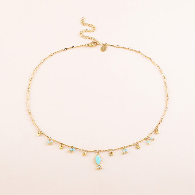 Collier - pendentif petit poisson en émail et petites pierres naturelles