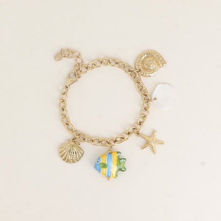 Bracelet - breloques (coquillage nacré, étoile de mer, coquillages, poisson en céramique et émail)
