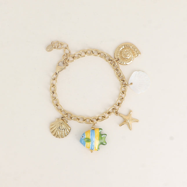 Bracelet - breloques (coquillage nacré, étoile de mer, coquillages, poisson en céramique et émail)