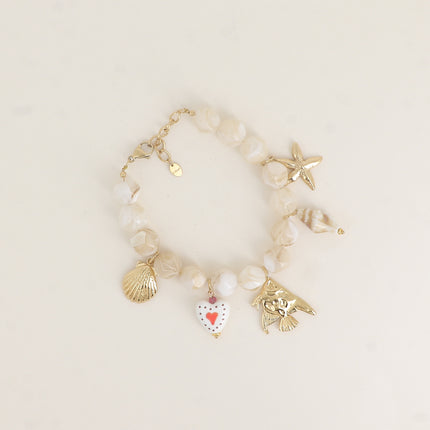 Bracelet sur câble - grosses perles en résine colorée et de breloques (coquillages, étoile de mer, coeur en céramique, poisson)
