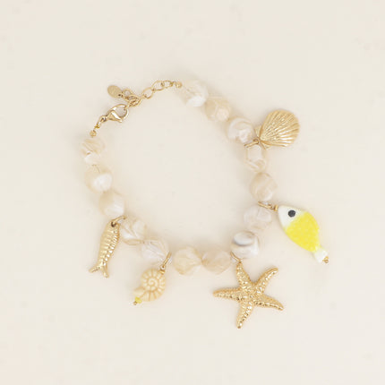 Bracelet sur câble - grosses perles en résine colorée et de breloques (coquillages, étoile de mer, poissons, céramique)