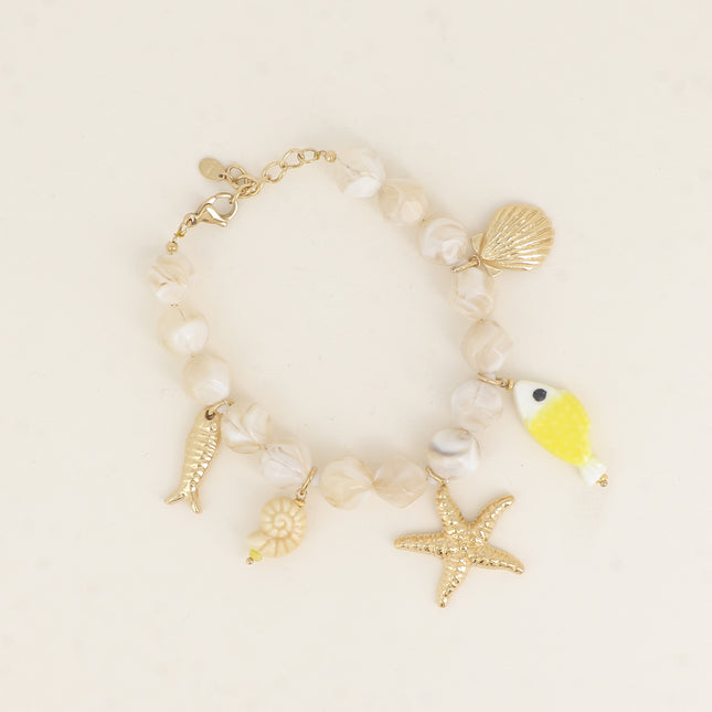 Bracelet sur câble - grosses perles en résine colorée et de breloques (coquillages, étoile de mer, poissons, céramique)