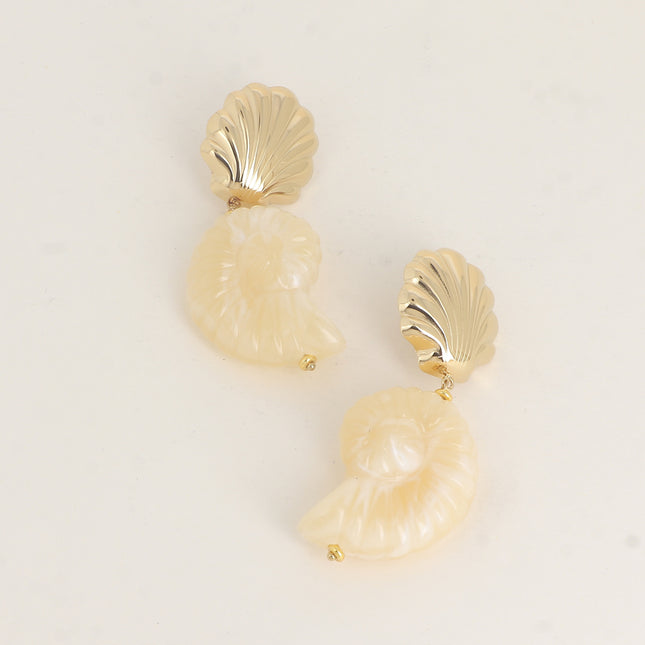 Boucles pendantes - 2 pièces coquillages dont une en résine