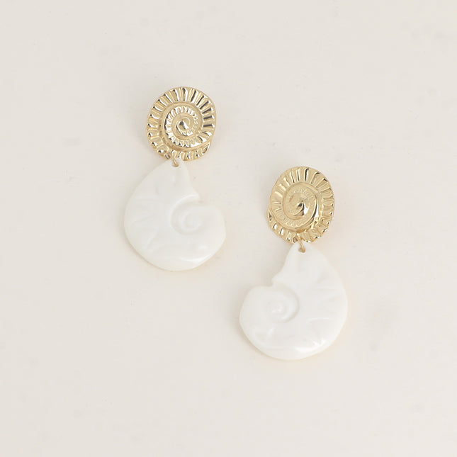 Boucles pendantes - deux coquillages dont un en résine
