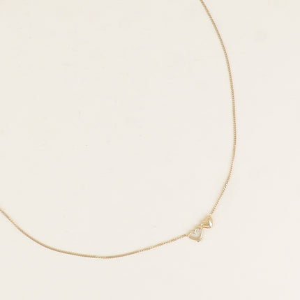 Collier - une fine maille gourmette et de deux coeurs