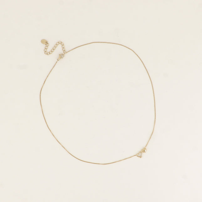 Collier - une fine maille gourmette et de deux coeurs