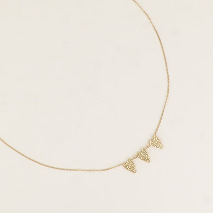 Collier - fine chaîne gourmette et de 3 coeurs texturés