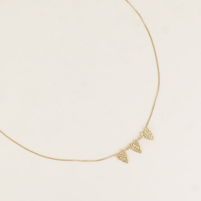 Collier - fine chaîne gourmette et de 3 coeurs texturés