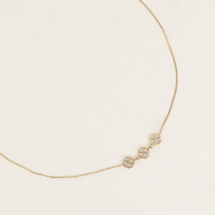 Collier - minis trèfles ajourés sur une fine chaîne gourmette