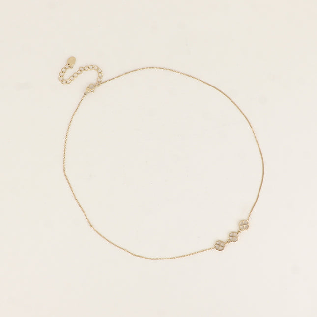 Collier - minis trèfles ajourés sur une fine chaîne gourmette