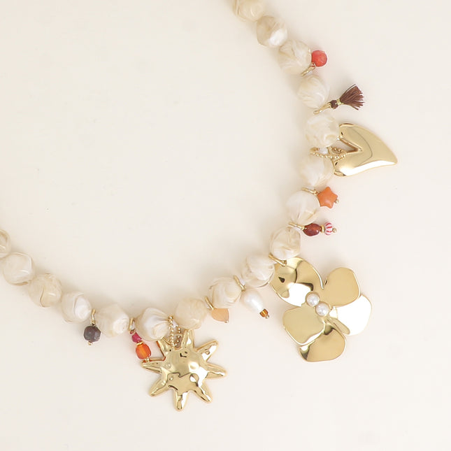 Collier - sur cordon, perles en résine et de breloques (pompon, soleil, étoile, fleur, coeurs, perles)