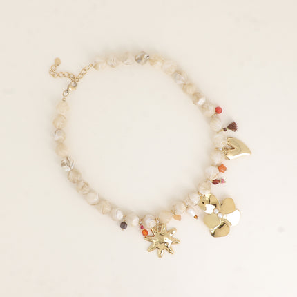 Collier - sur cordon, perles en résine et de breloques (pompon, soleil, étoile, fleur, coeurs, perles)