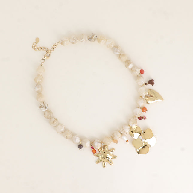 Collier - sur cordon, perles en résine et de breloques (pompon, soleil, étoile, fleur, coeurs, perles)