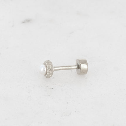 Piercing avec boule nacrée sur anneau strié