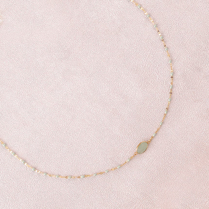 Collier Noelynn - chaîne émaillée, maille café de grain, pierre naturelle ovale