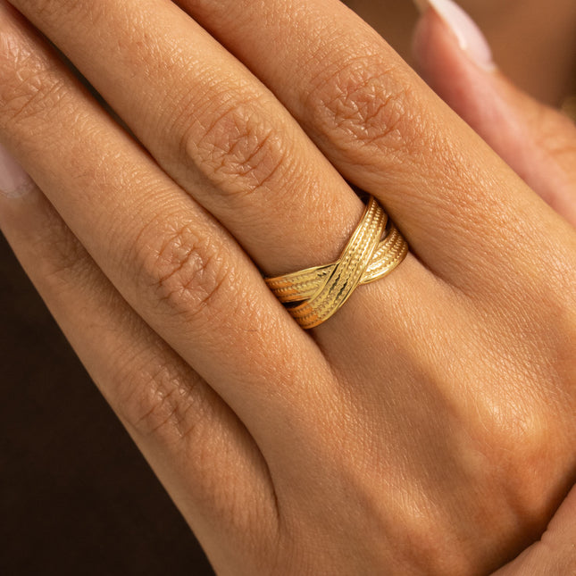 Ring - X-shaped interlacing, textured ring