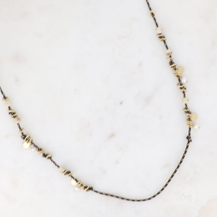 Collier - sur cordon avec anneaux en acier inoxydable, perles en céramique émaillée et perles d'eau douce