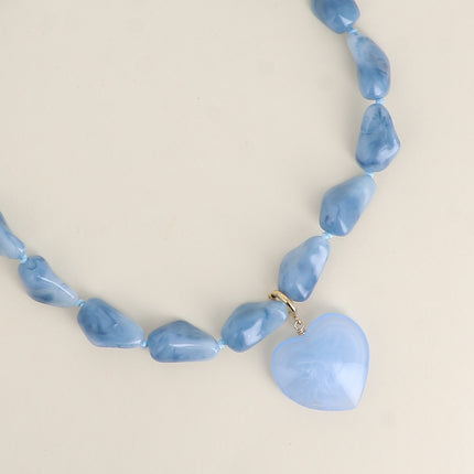 Collier sur cordon - perles de résine et pendentif coeur