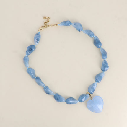 Collier sur cordon - perles de résine et pendentif coeur