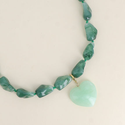 Collier sur cordon - perles de résine et pendentif coeur
