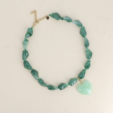 Collier sur cordon - perles de résine et pendentif coeur