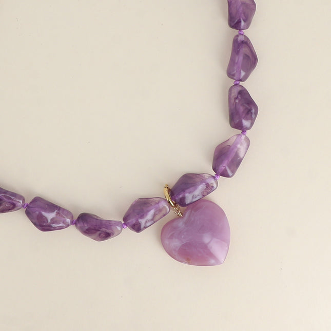 Collier sur cordon - perles de résine et pendentif coeur
