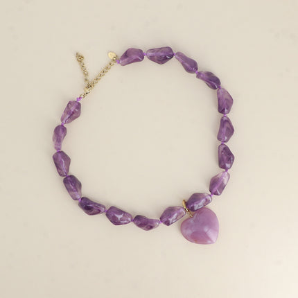 Collier sur cordon - perles de résine et pendentif coeur