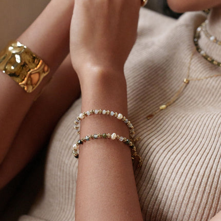 Bracelet sur câble Suzie - perles en acier, perles d'eau douce et pierres naturelles