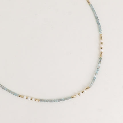 Collier sur câble - perles en acier, perles d'eau douce et pierres naturelles cubiques