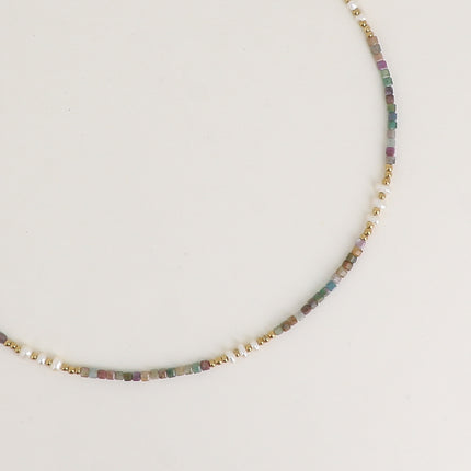 Collier sur câble - perles en acier, perles d'eau douce et pierres naturelles cubiques